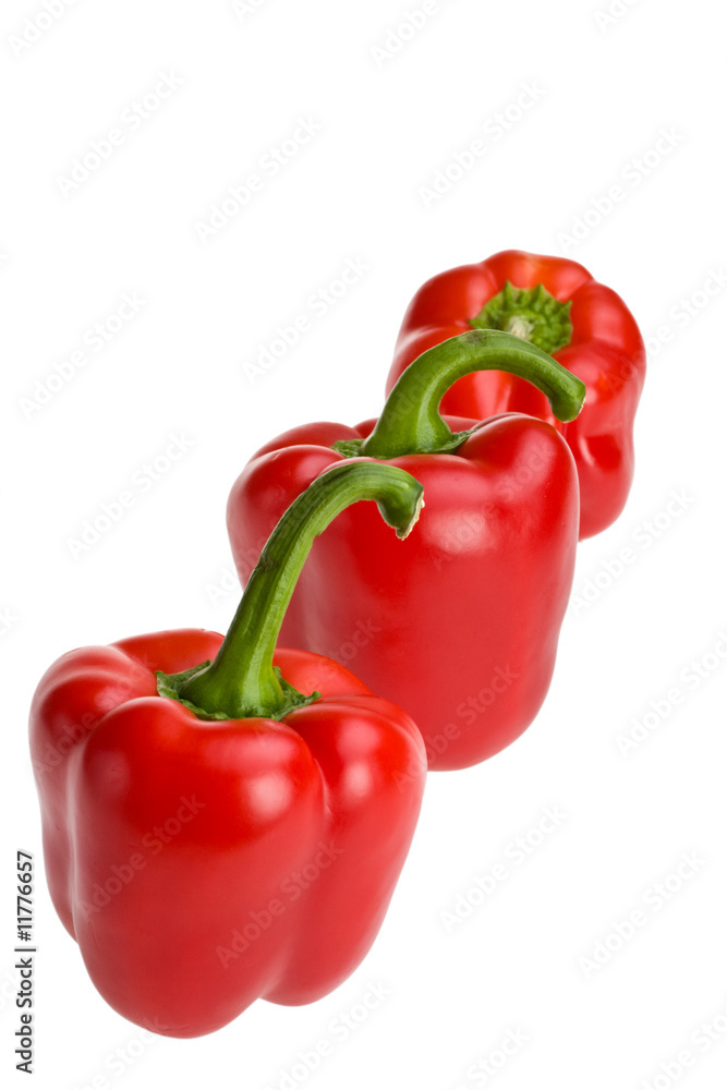 drei rote Paprika s in einer Reihe isoliert auf weiß drei rote Paprika s in einer Reihe isoliert auf weiß