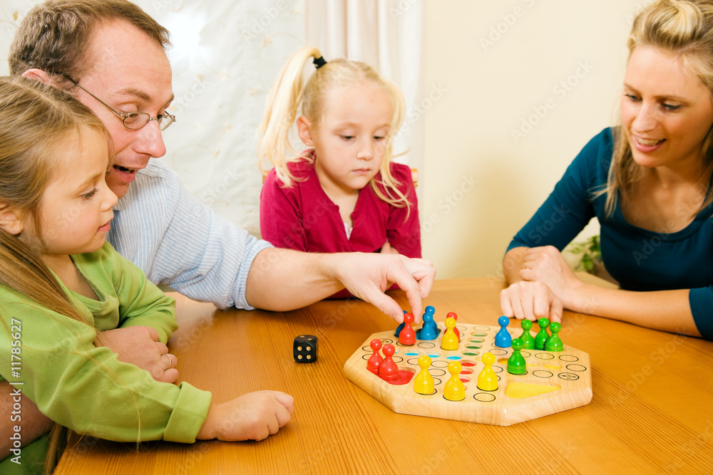 Familie spielt zusammen ein Brettspiel Familie spielt zusammen ein Brettspiel