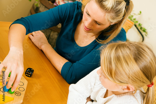 Familie spielt Brettspiel photo