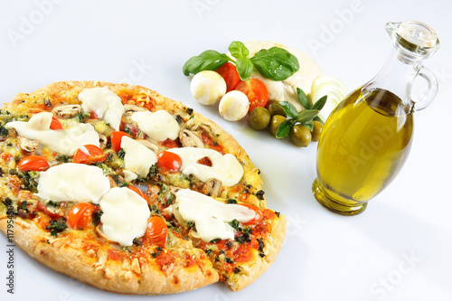 pizza mit zutaten und olivenöl