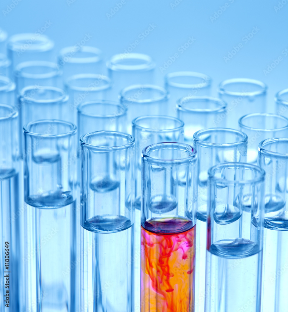 Laborgläser bei Versuch in Chemie Labor Laborgläser bei Versuch in Chemie Labor