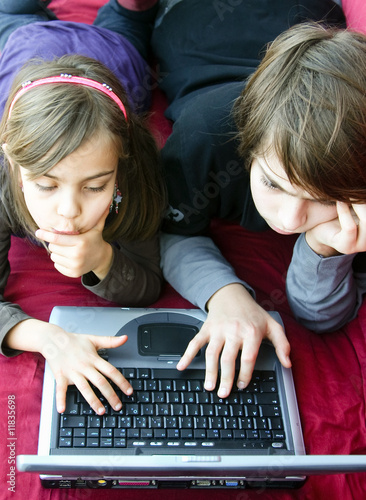 Photos enfants tapant sur le clavier de l'ordinateur