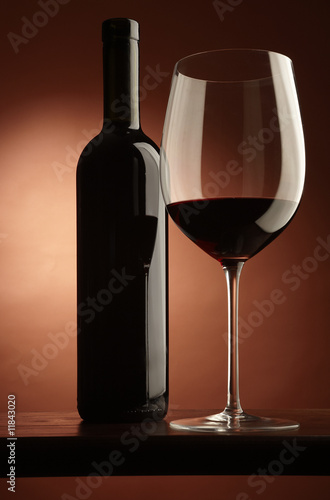 bicchiere di vino rosso con bottiglia