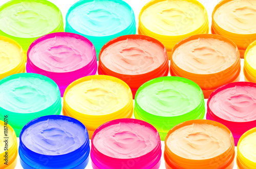Foto colourful pots of cream