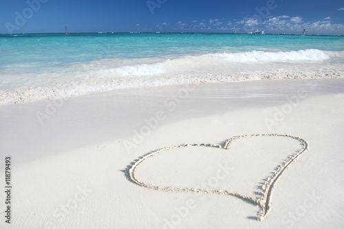 Valokuvatapetti Heart on Beach Sand in Tropical Paradize: White Sand Beach and G
