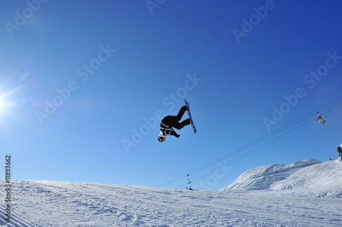 Aeroski: snowboarder upside down