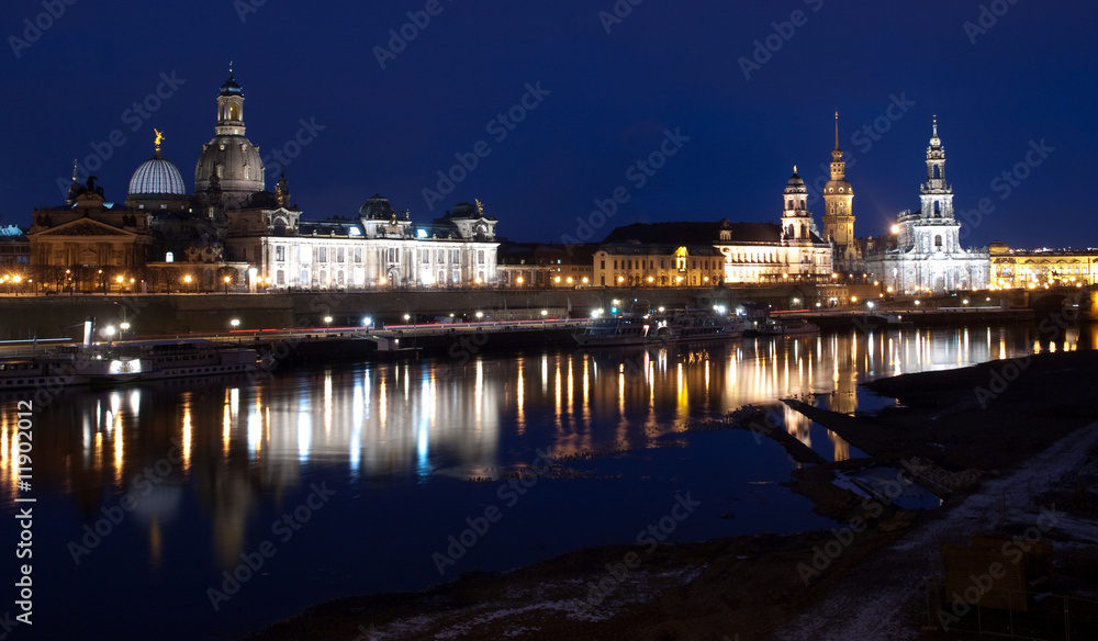 Obraz premium Ribera del Elba nocturna, Dresde