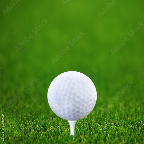 Fotografie Golf-bal and green golf course Square