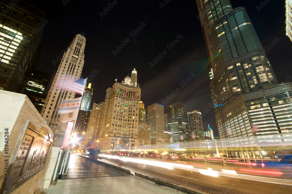 Fototapeta premium Ruch na Michigan Avenue w Chicago