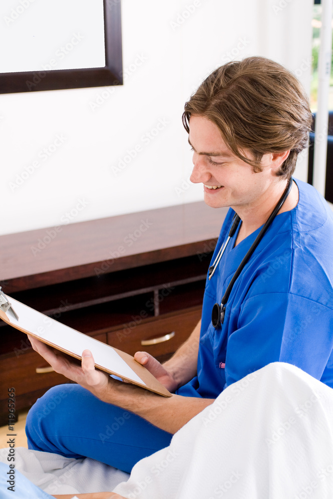 Obraz premium young doctor visiting paitent