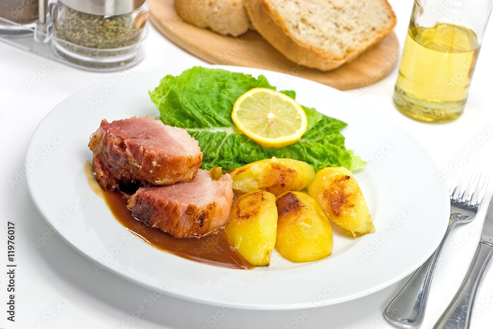 Schweinebraten mit Bratkartoffeln und Baguette Schweinebraten mit Bratkartoffeln und Baguette