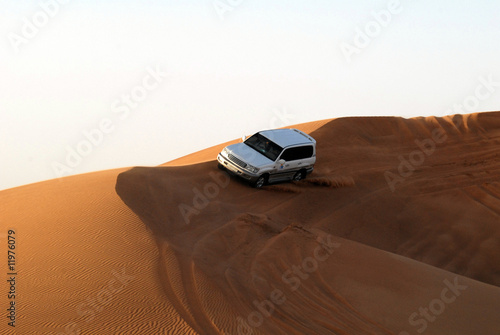 con la jeep nel deserto