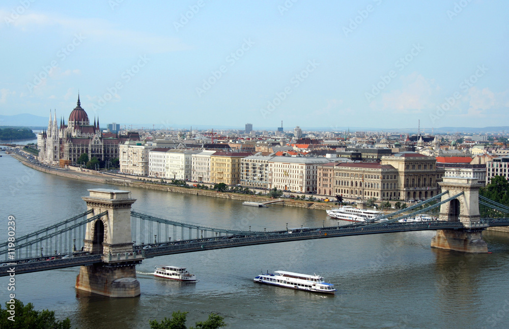 Fototapeta premium Budapest Chain Bridge over Danube with boats