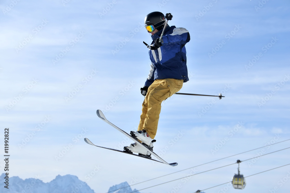 Aero-ski: skier performing a full turn