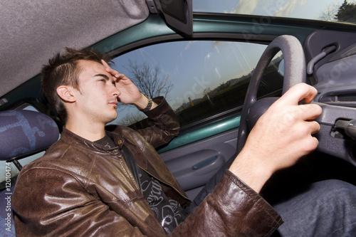 Obraz na plátně jeune homme au volant d'une voiture fatigue conduire trajet long