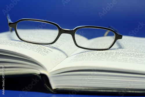 Brille auf Buch