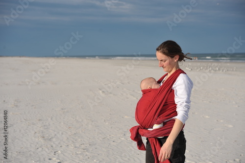 maman et enfant sur la plage photo