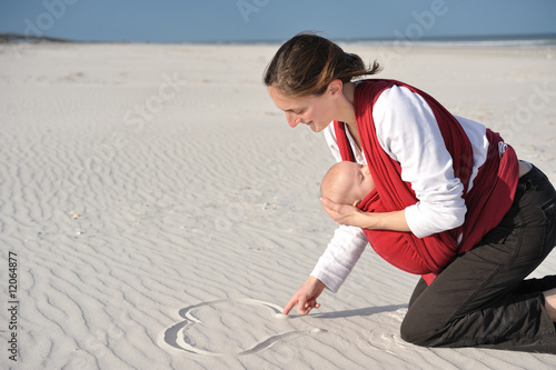 Fotografija maman dessinant un coeur sur le sable
