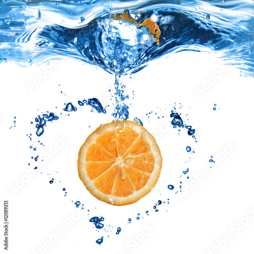 Fototapeta Naklejka Na Ścianę i Meble -  orange in water with bubbles as shape of heart isolated on white
