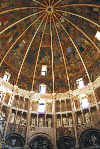 Parma interno battistero