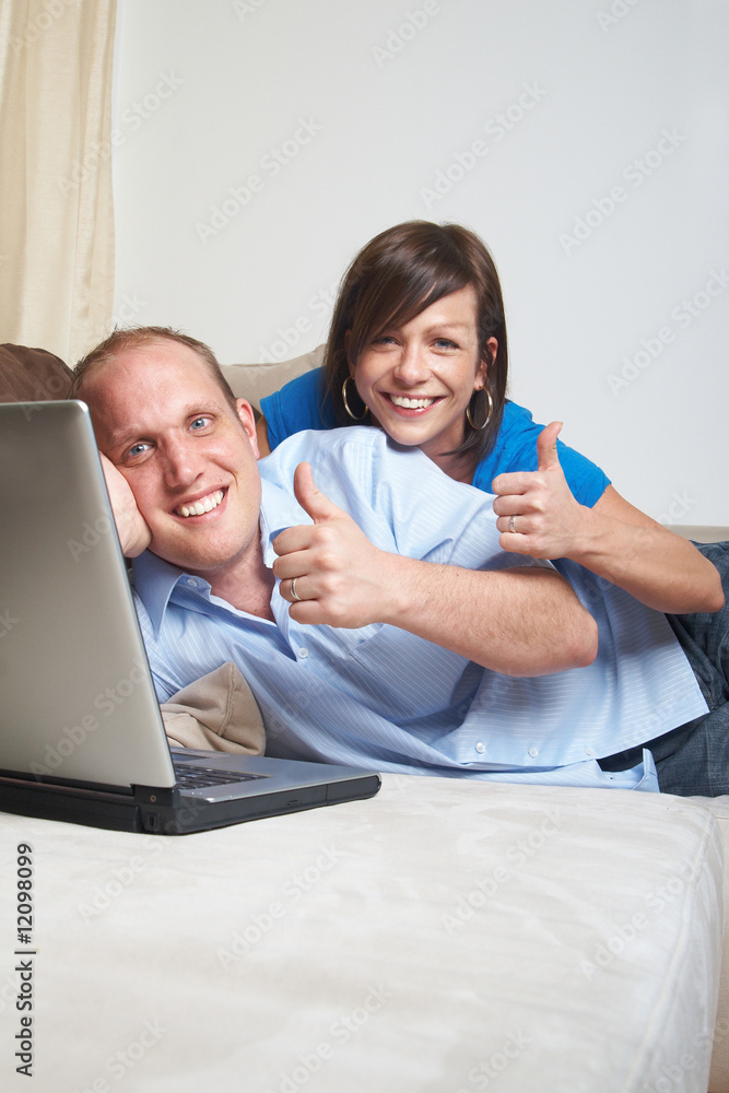 Obraz premium Thumbs up at home!