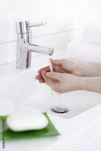 Hände Waschen im badezimmer 2