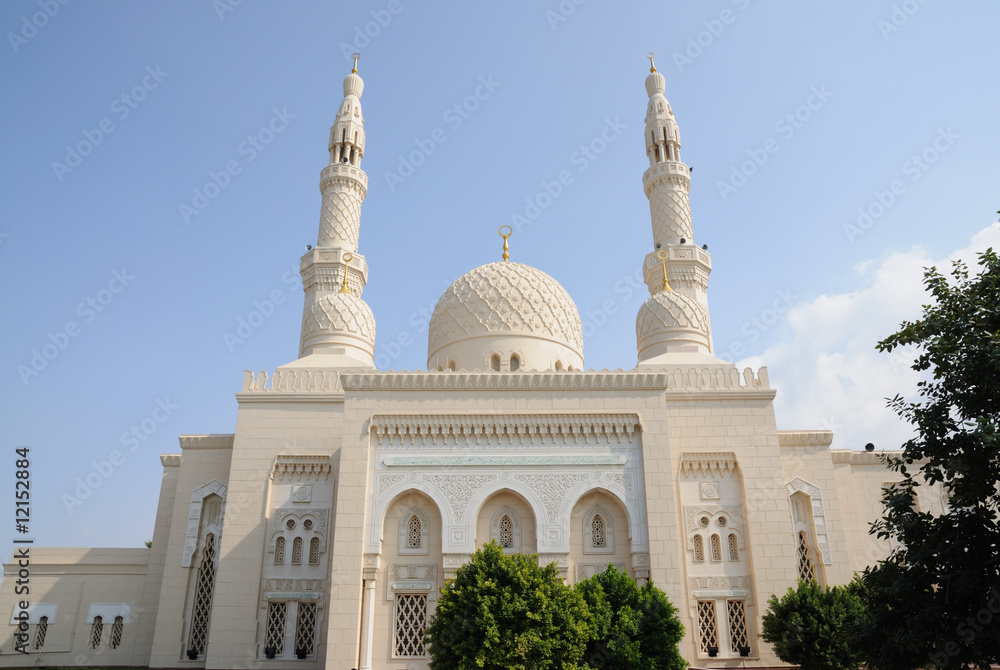 Fototapeta premium Jumeirah Mosque in Dubai, United Arab Emirates