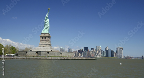Statue of Liberty and New York skyline © Mike Liu