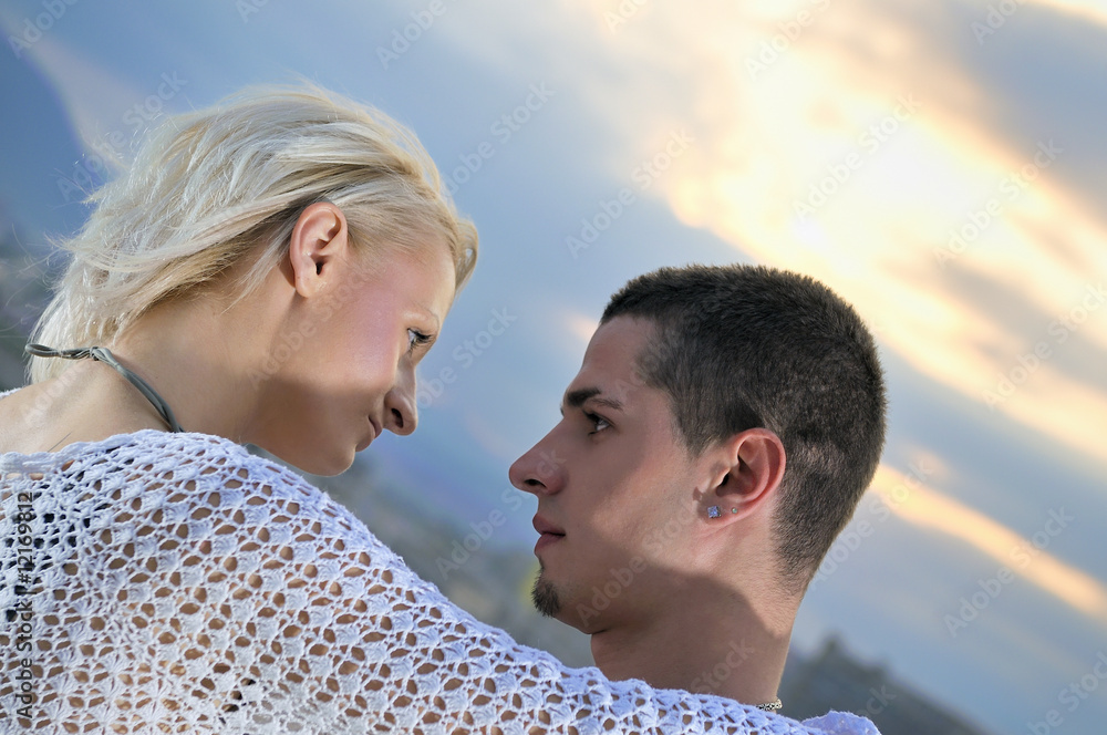 Fototapeta premium romantic urban couple dancing on top of bulding