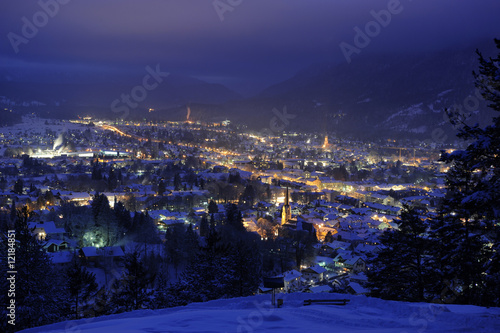 Stadt Garmisch-Partenkirchen Nacht Abend Dämmerung Winter blau photo