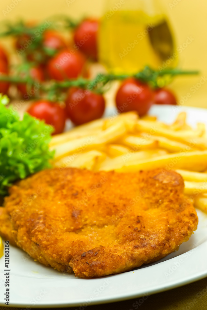 Paniertes Cordon Blue-Schnitzel mit Gemüse und Pommes Frites Paniertes Cordon Blue-Schnitzel mit Gemüse und Pommes Frites