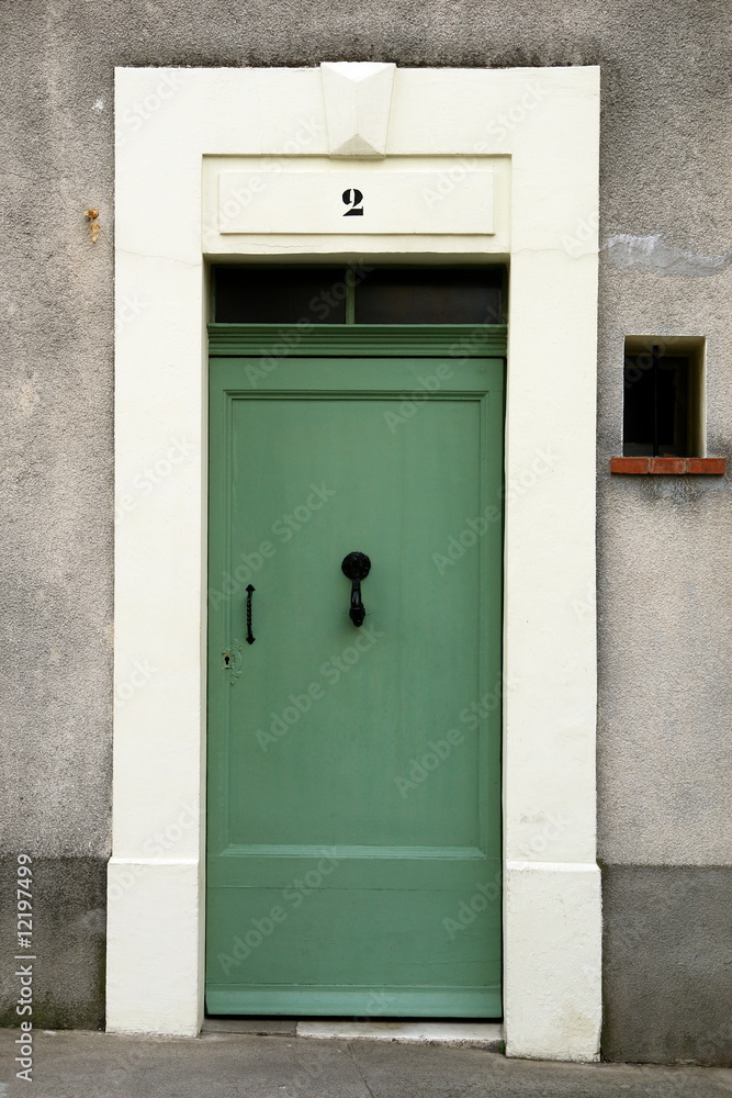 porta verde su portale bianco