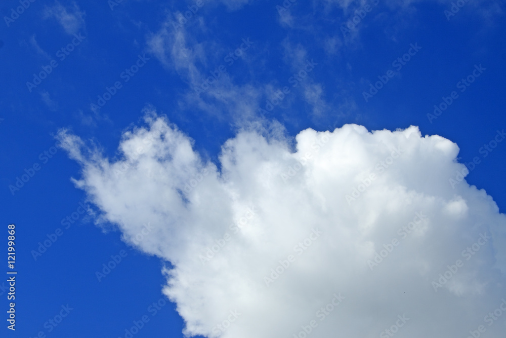Obraz premium gros nuage blanc sur fond de ciel bleu