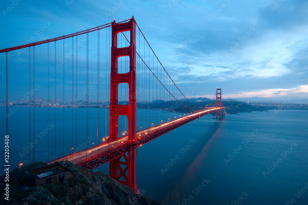 Fototapeta premium Golden Gate Bridge and an old ruin