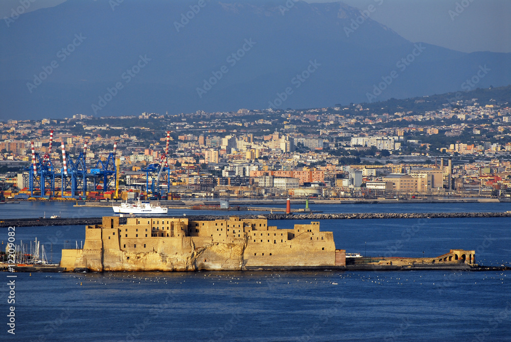 Castel dell Ovo nel golfo di Napoli - Campania