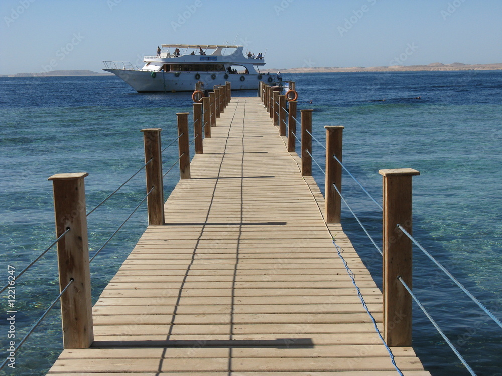 Obraz premium passerella al mare per battello