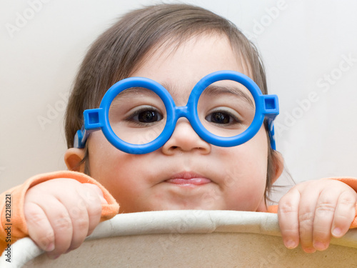 bambino con occhiali photo