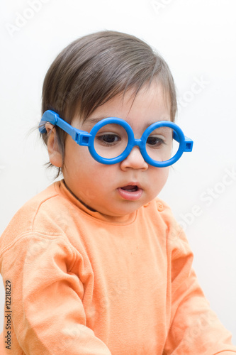 bambino con occhiali