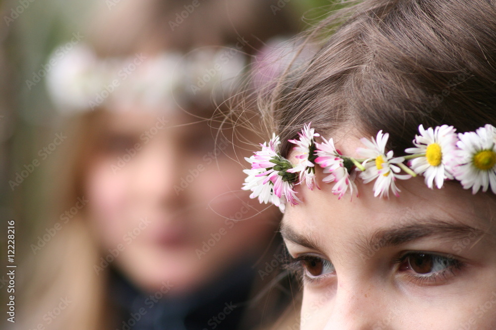 Naklejka premium mädchen mit blumenkranz