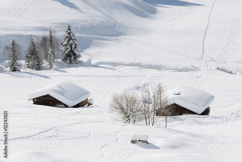 deux chalets sous la neige © beatrice prève