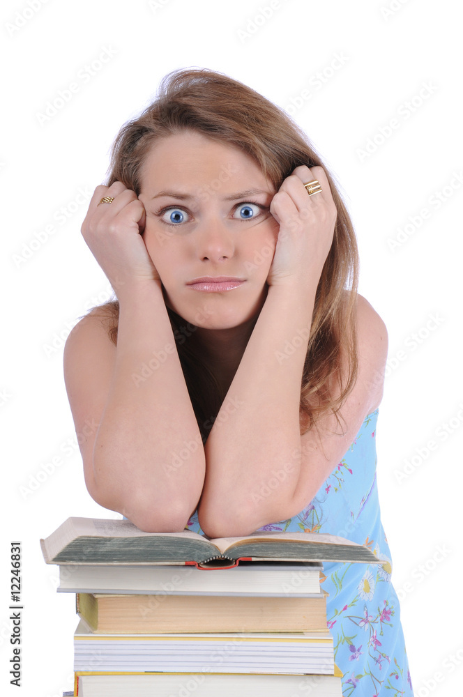 bücher Studentin mit buch lesen unverständnis wütend bücher Studentin mit buch lesen unverständnis wütend