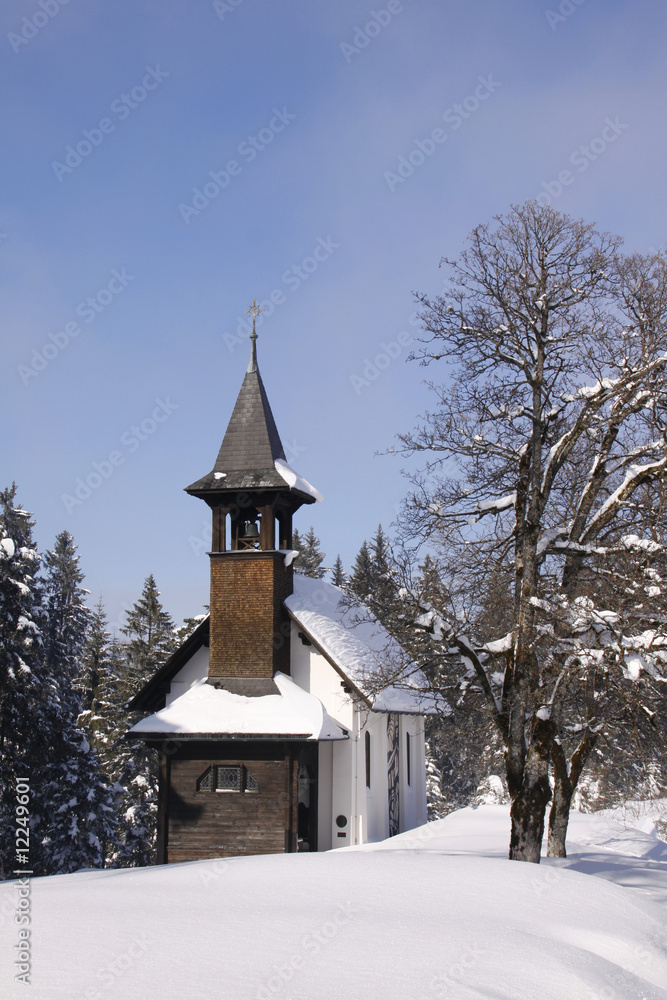 kleine Kirche in den Alpen