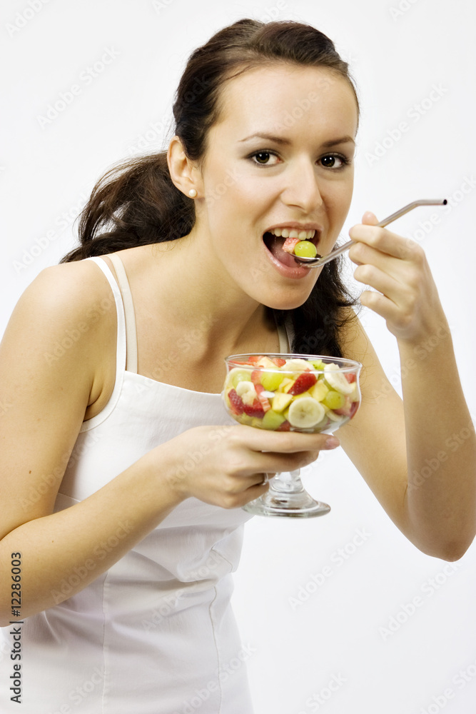 Frau ist aus einer Obstschale Frau ist aus einer Obstschale