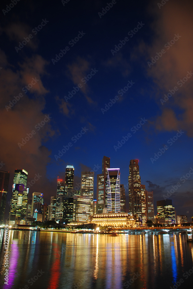 Obraz premium View of Singapore buisiness district in the evening