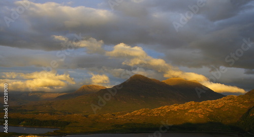 Paysage en Ecosse au coucher de soleil avec un superbe ciel avec des nuages