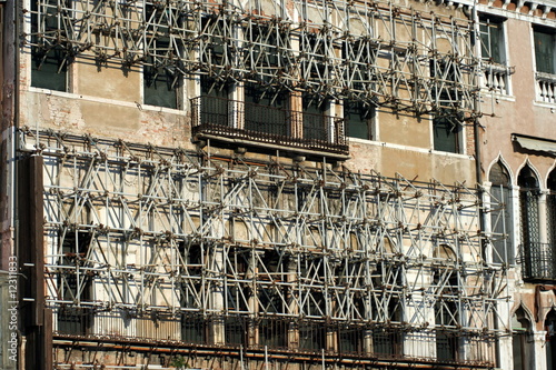 impalcatura di edificio in ristrutturazione