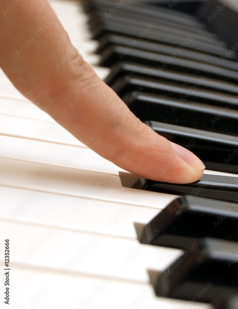 Fototapeta premium finger and piano
