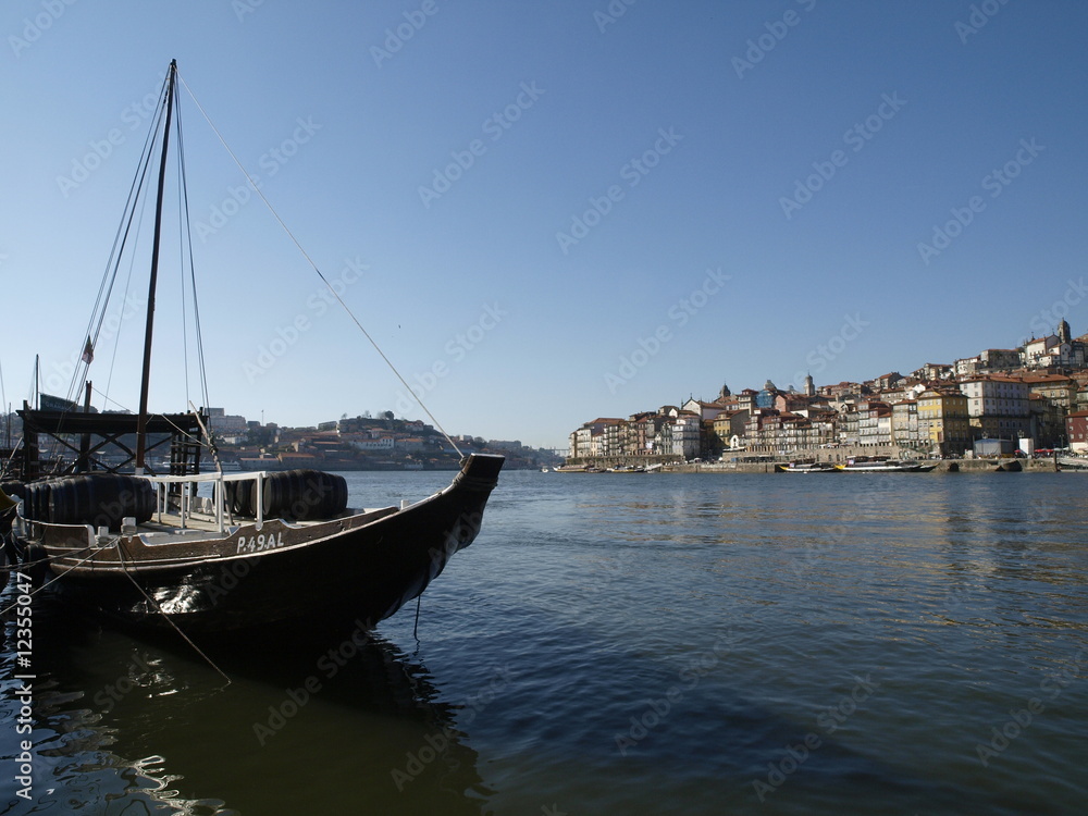 Barco y río Duero en Oporto