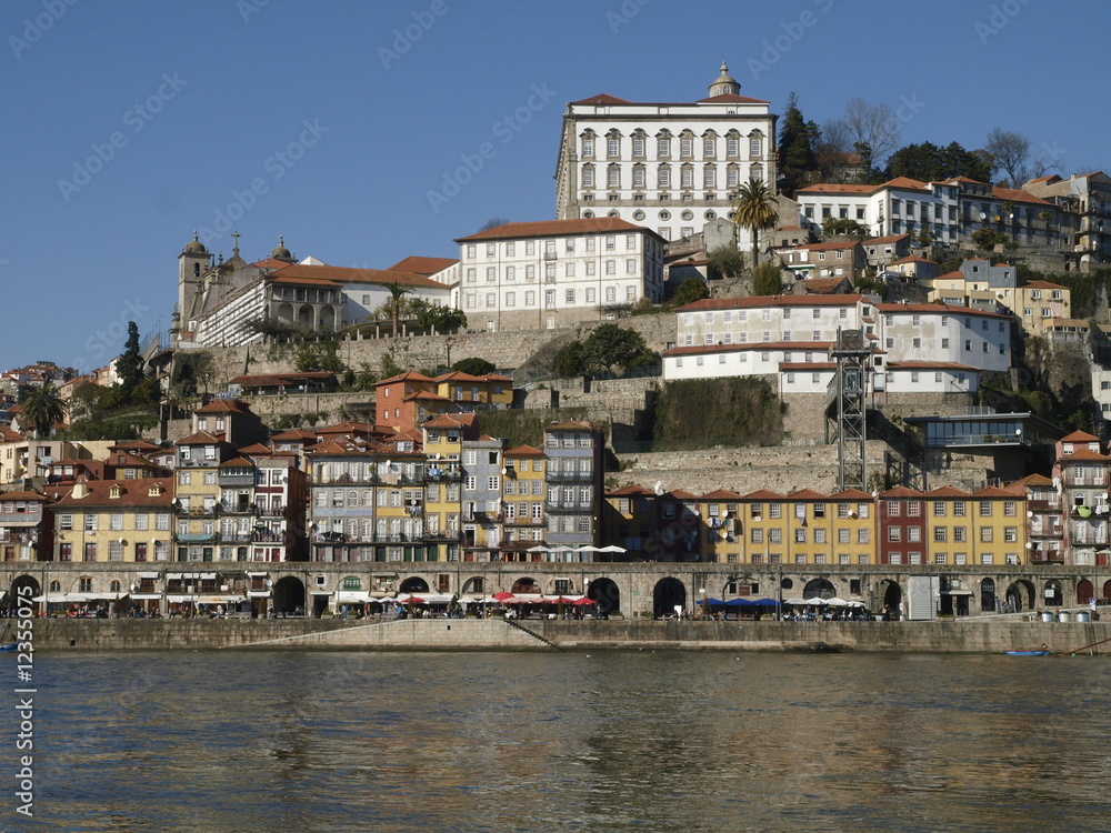 La ciudad vieja de Oporto desde el río Duero (Portugal)