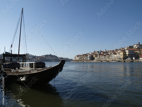 Barco y río Duero en Oporto